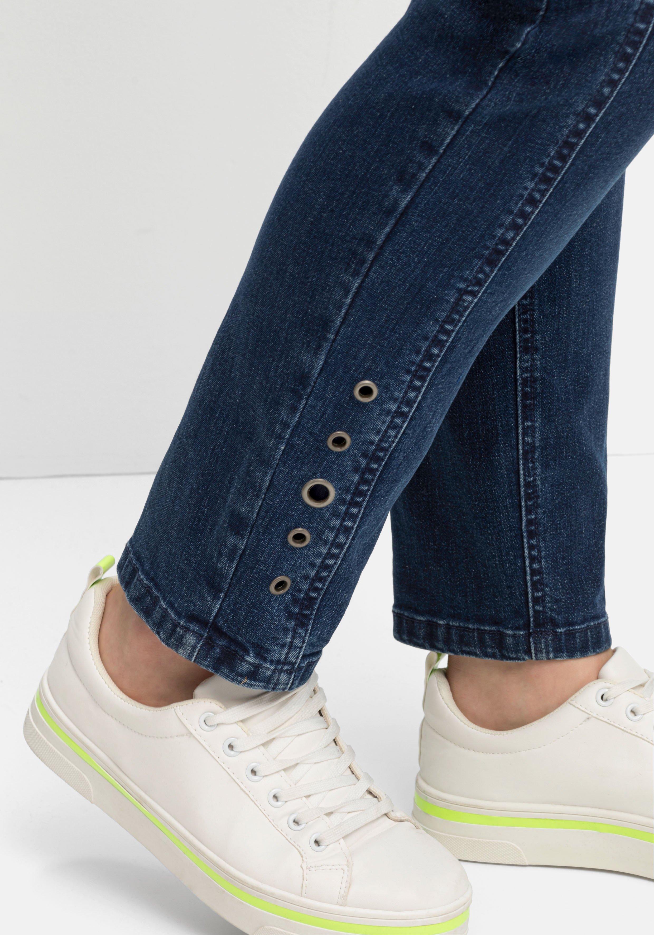 Schmale Jeans mit Zierösen, in Five-Pocket-Form