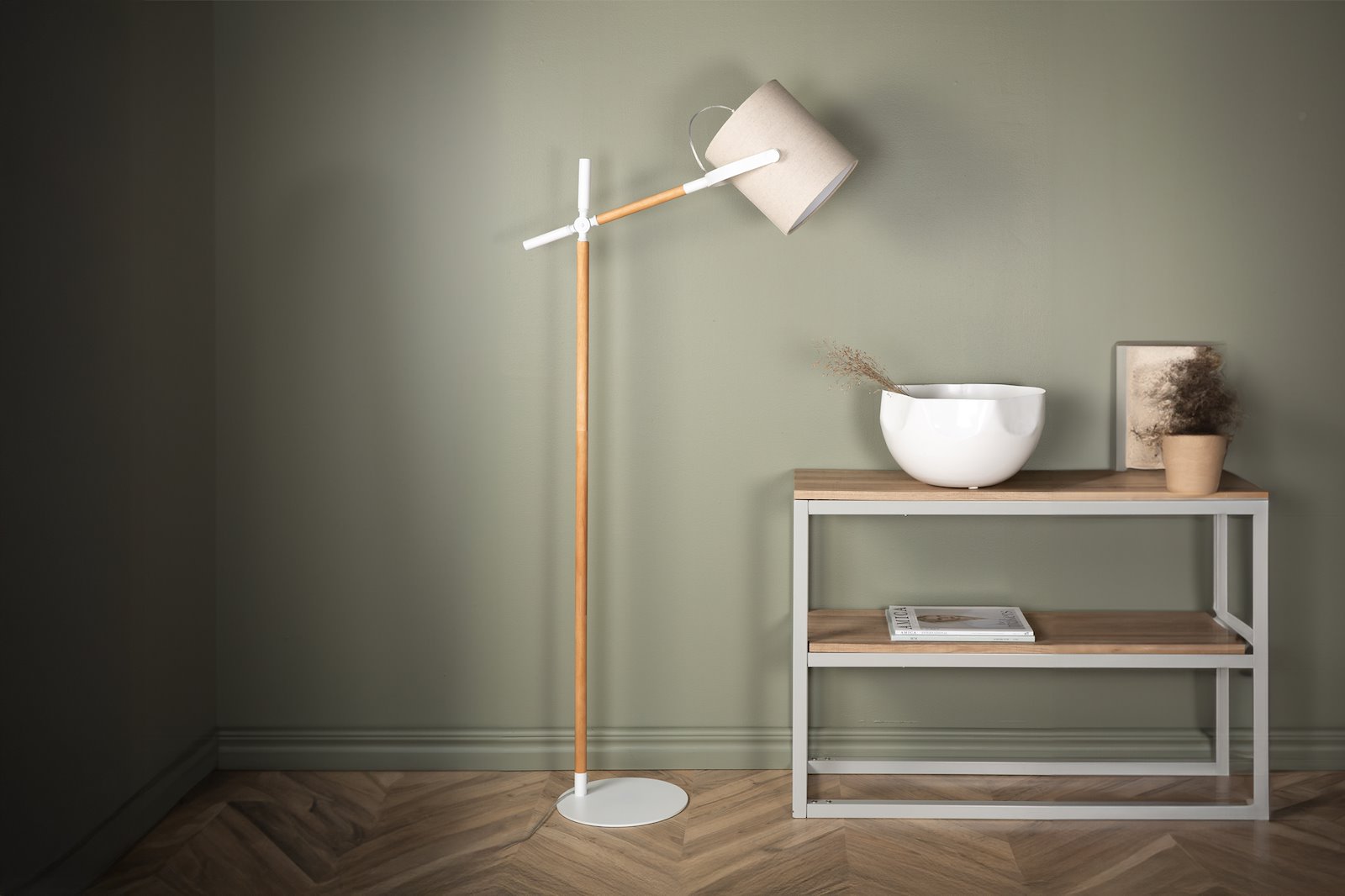Dennis gulvlampe Hvit/tre med beige lampeskjerm i lin
