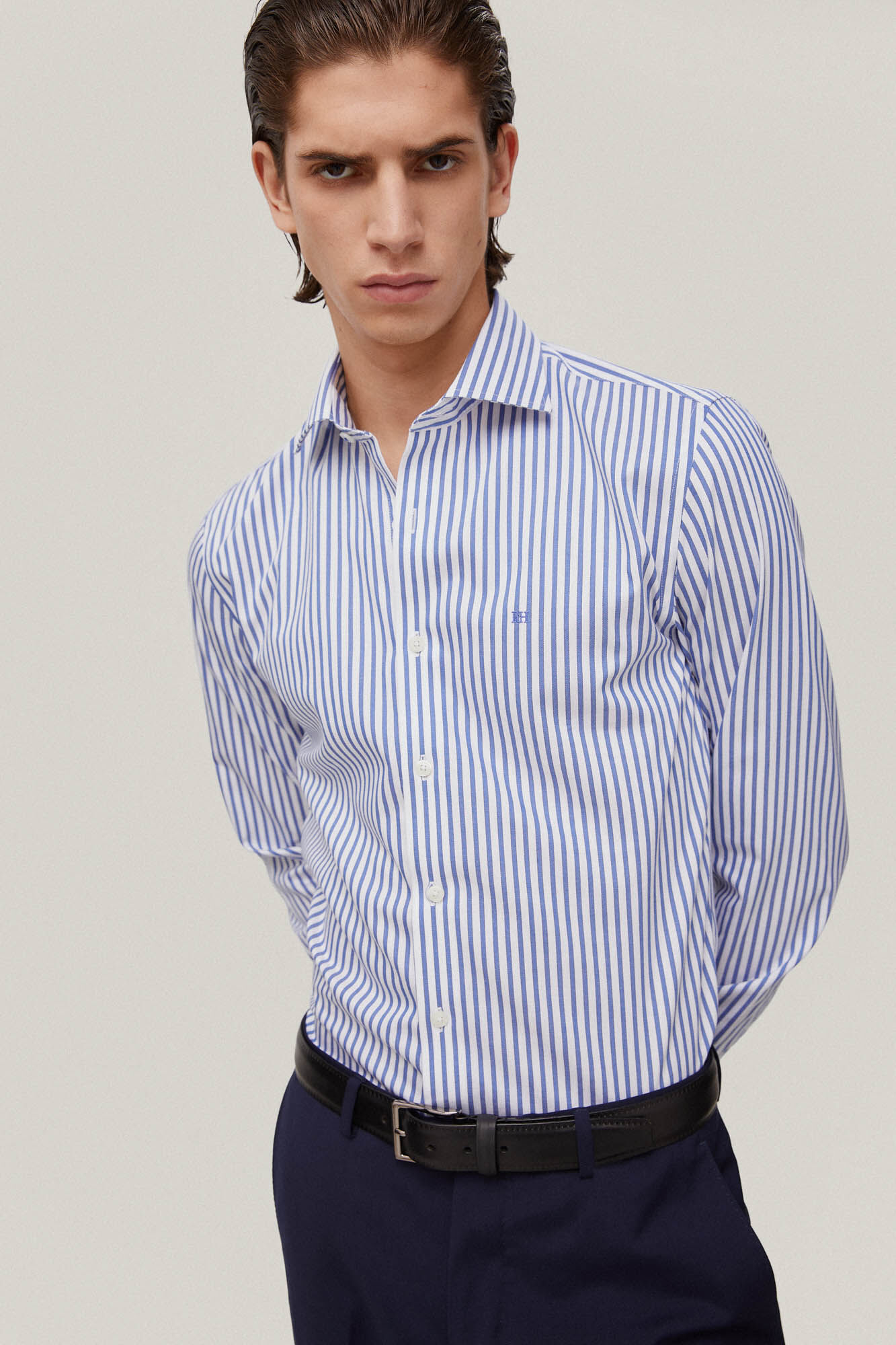 Camisa social listrada, azul, que não precisa passar e é resistente a manchas.