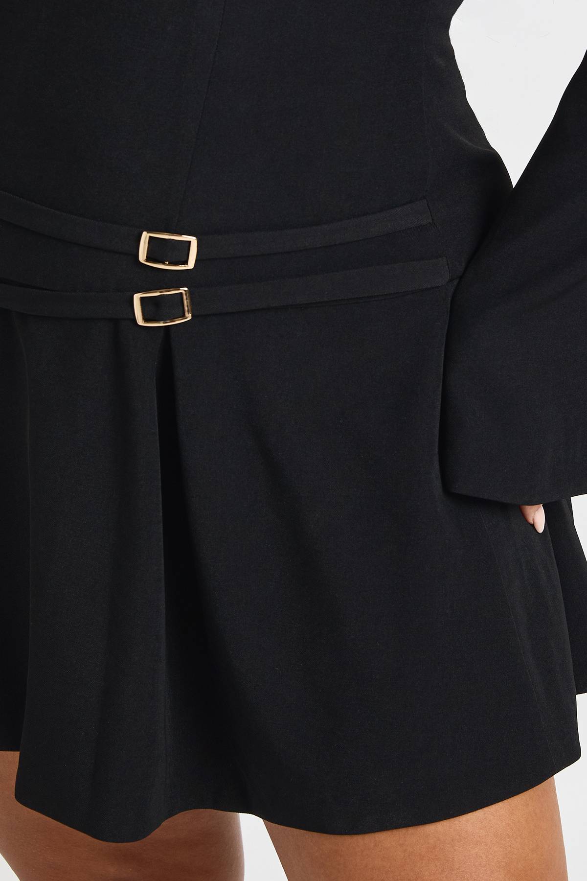 boohoo Robe mini plissée sur mesure avec détail de boucle