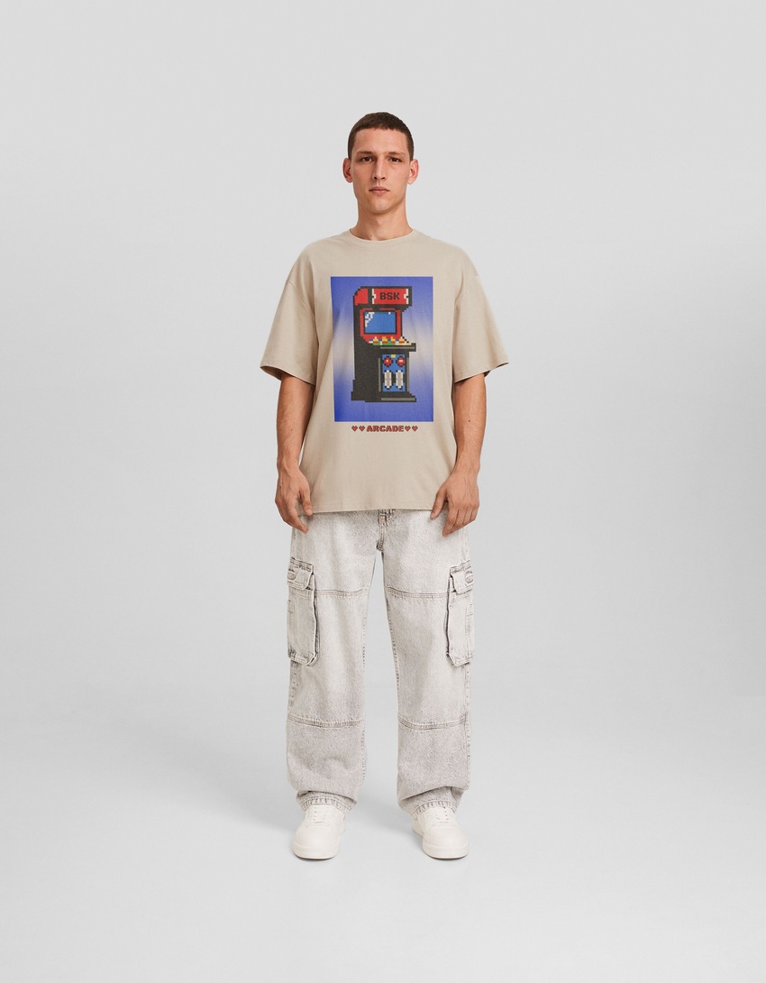 Camiseta de manga curta com modelagem quadrada e estampa da tendência atual.