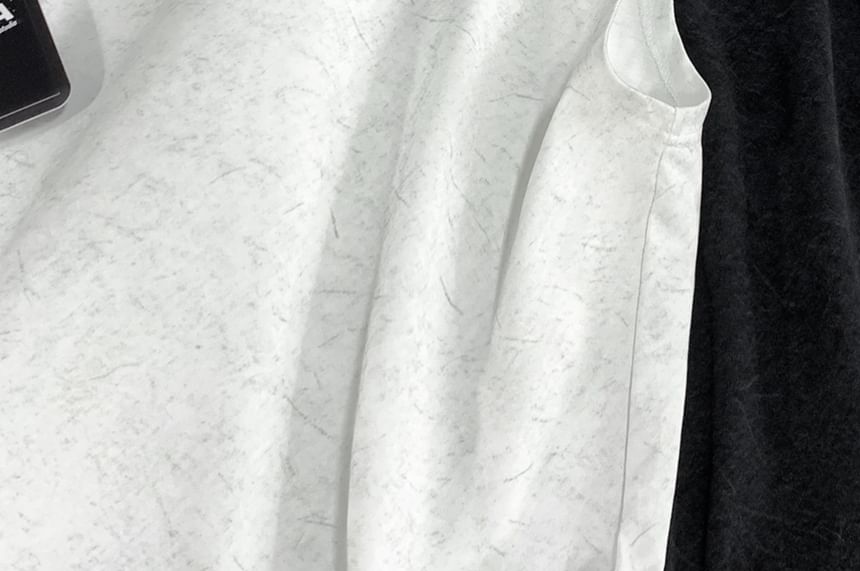 Derbundy - Mouwloos tanktopje met ronde hals en letterprint