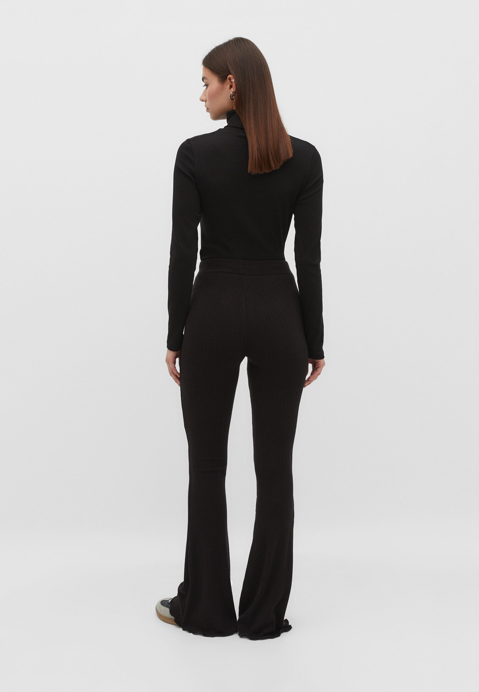 Calça flare canelada e elástica