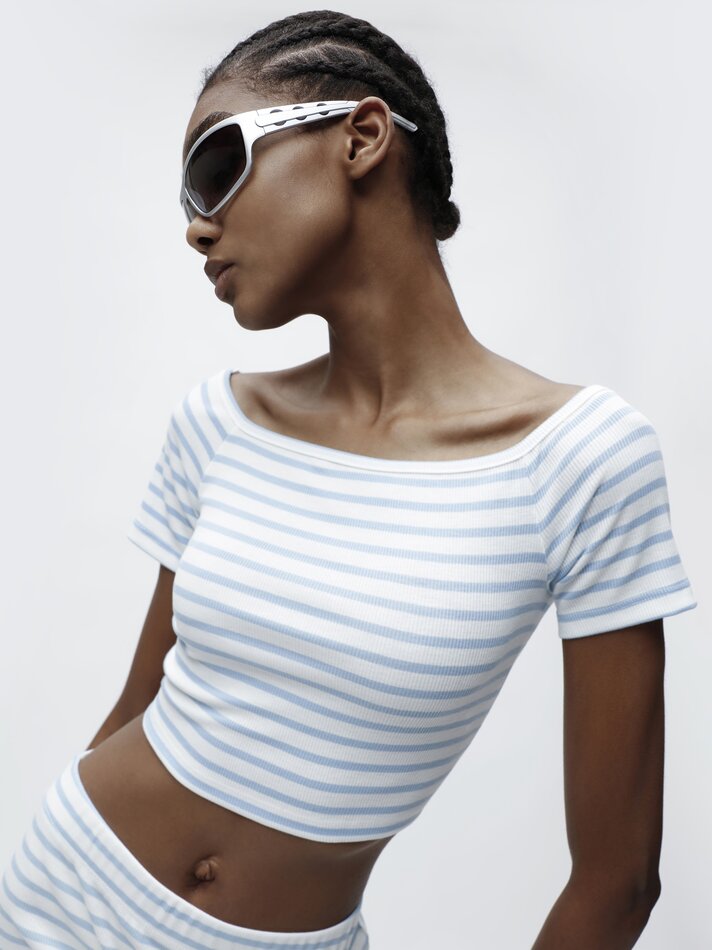Blusa listrada com ombros à mostra - Branca/turquesa