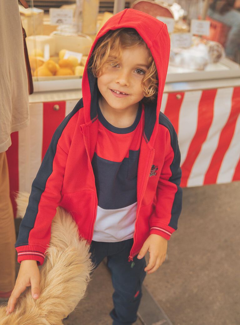 Sweat à capuche bicolore rouge et bleu marine