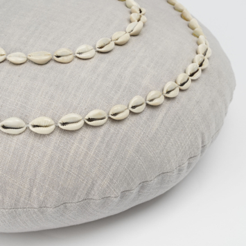 Sierkussen rond schelp beige - h10xd45cm