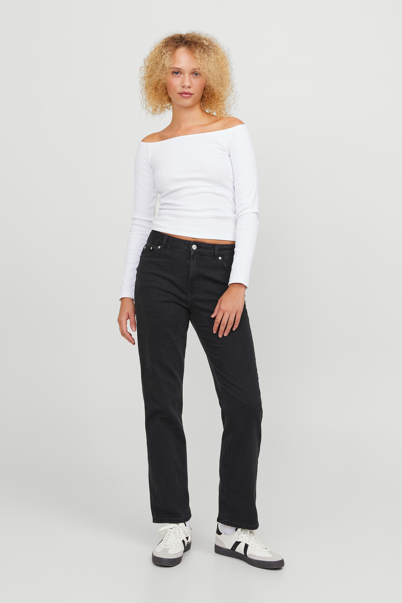 calça jeans preta boca de sino