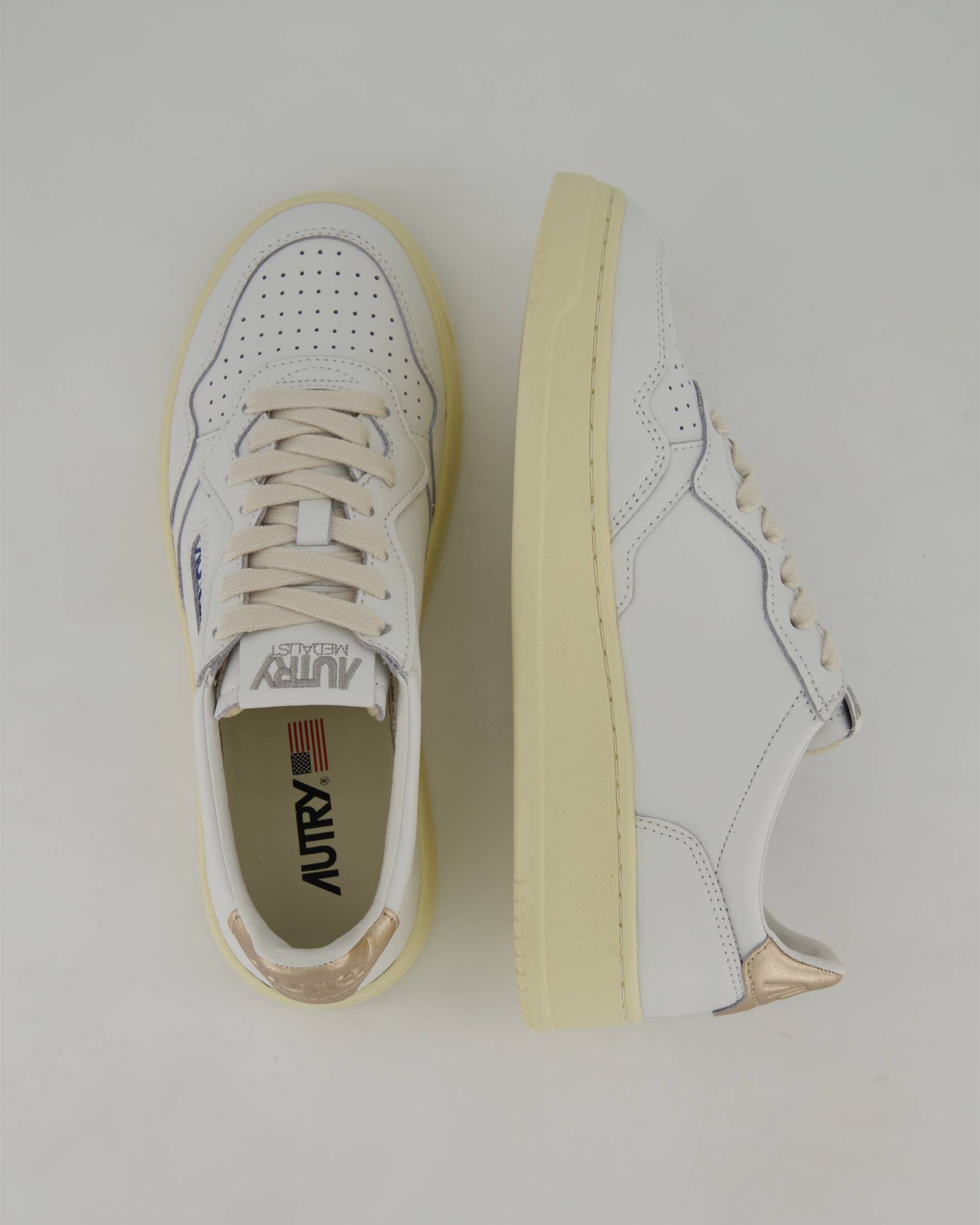Autry| Damen Sneaker MEDALIST aus Leder mit goldfarbener Hinterkappe