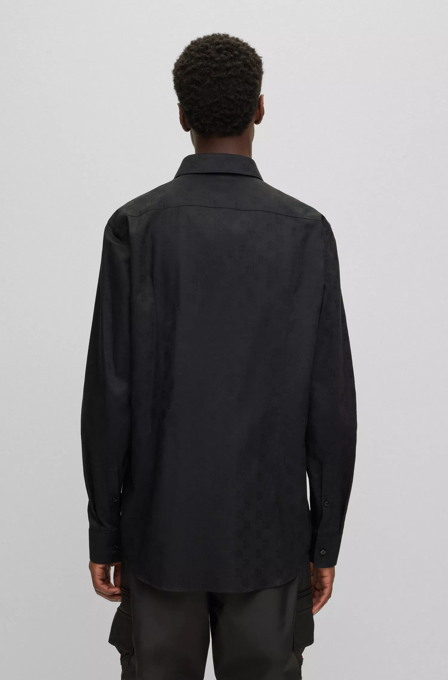 Camisa HUGO vermelha de corte slim em algodão com jacquard de logotipos sobrepostos.