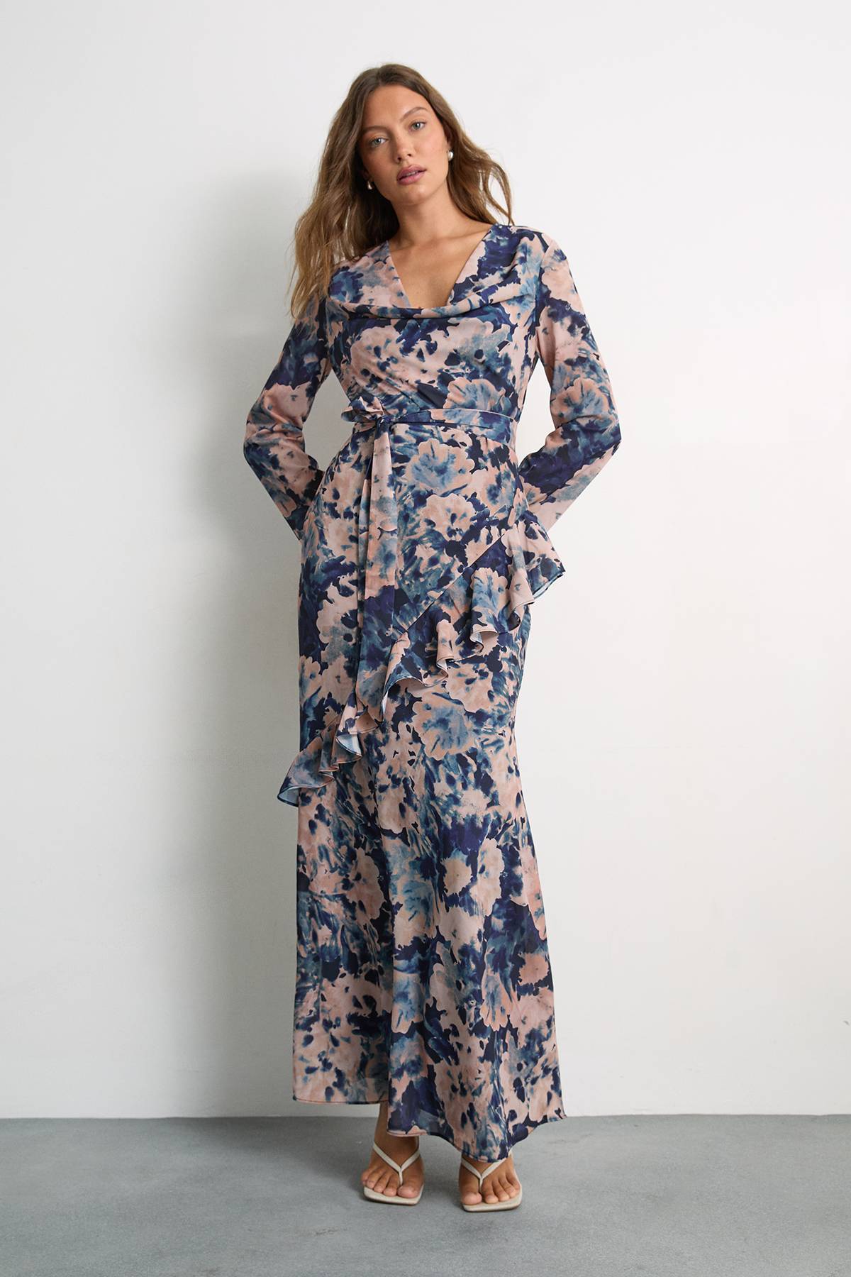 Warehouse Robe Longue À Manches Longues Avec Col Drapé, Imprimé Fleuri Et Détails À Volants