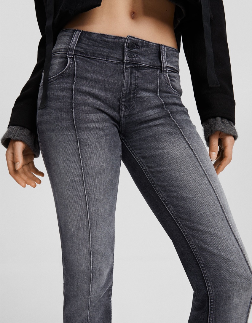 calça jeans bootcut de cintura baixa