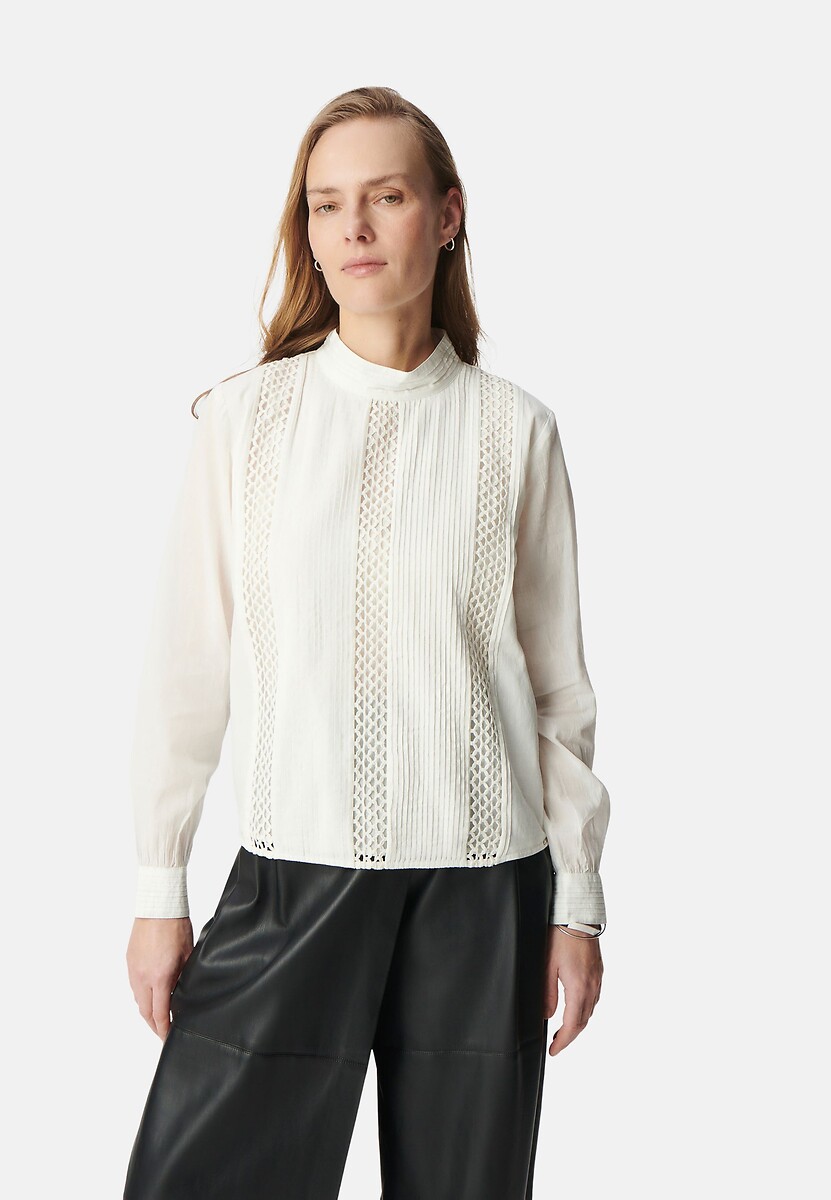 Blusa de renda IKKS, gola alta, mangas compridas
