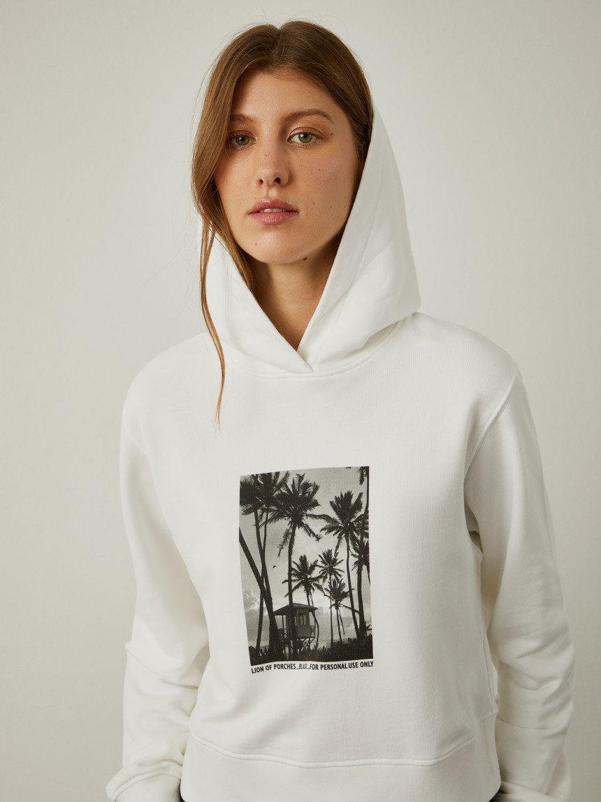 Sweater com capuz e estampado tropical