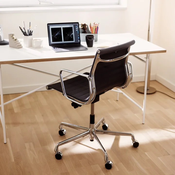Vitra - EA 117 Bürostuhl Chrom mit Armlehnen, drehbar, Hopsak nero (Hartbodenrollen)