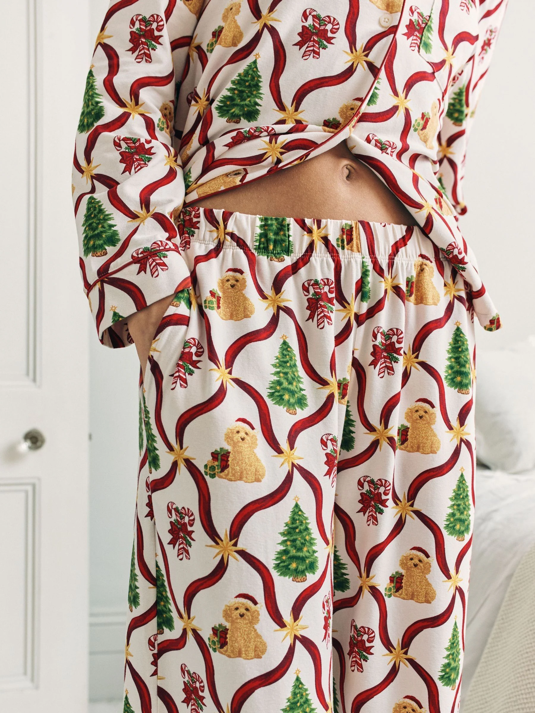 Chelsea Peers lange pyjama met kerstboom en hond