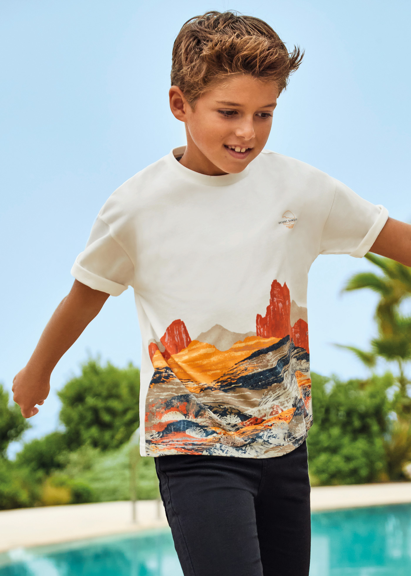 Camiseta infantil com estampa sustentável em algodão.