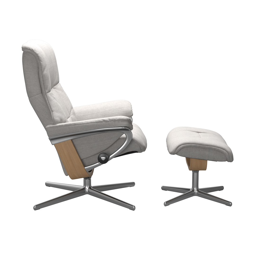 Mayfair (M) Cross lenestol med krakk Tekstil Jasmine Light Grey og Cross understell i eikbeiset og krom.