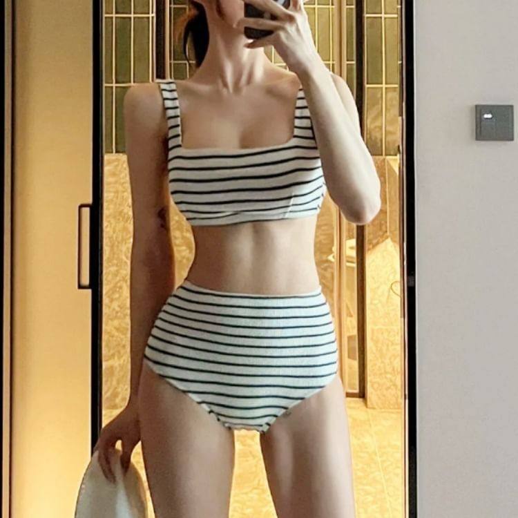 Oceanid - Set: Gestreepte bikinitop + broekje