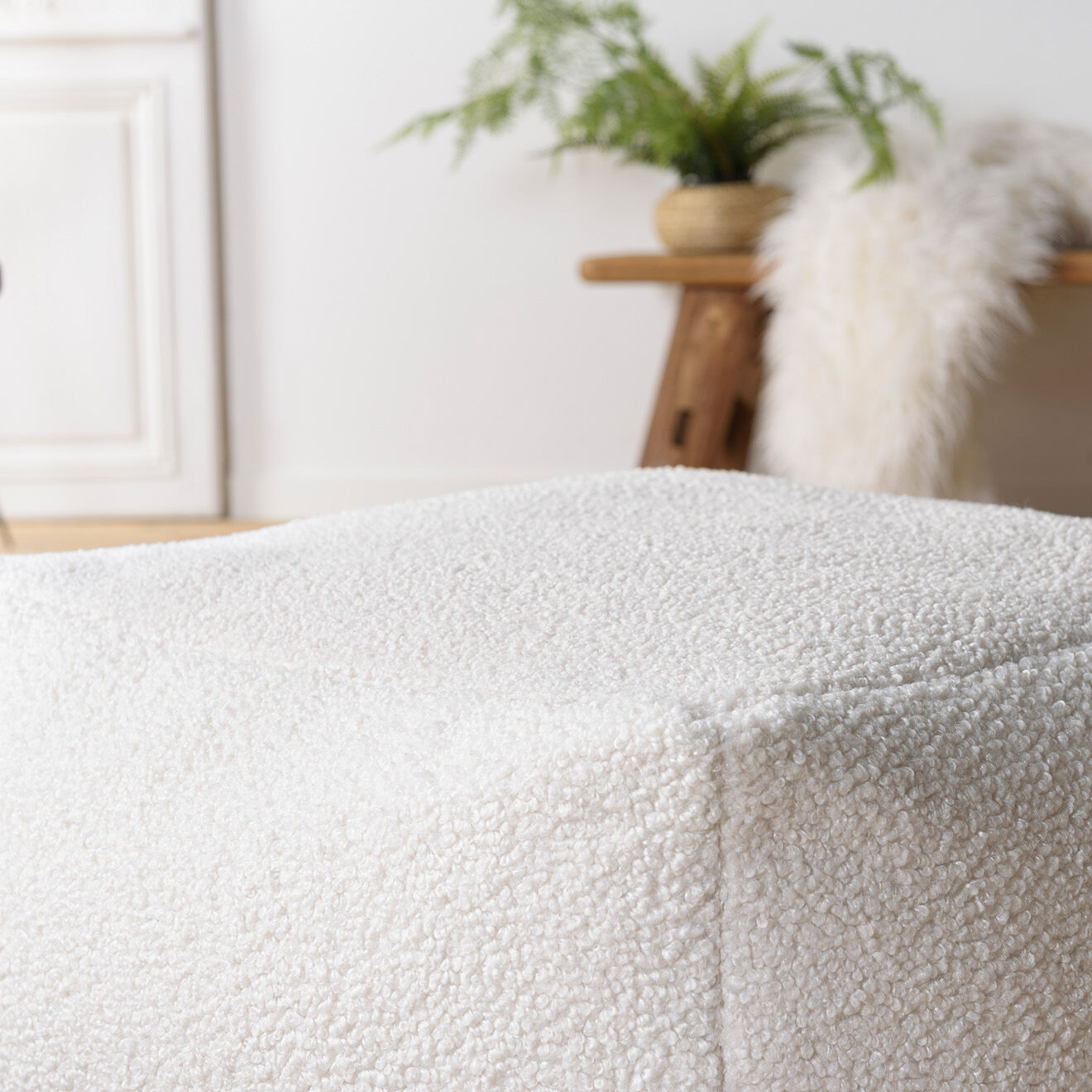 Macabane Pouf carré tissu bouclette Albane blanc - 53x53 cm
