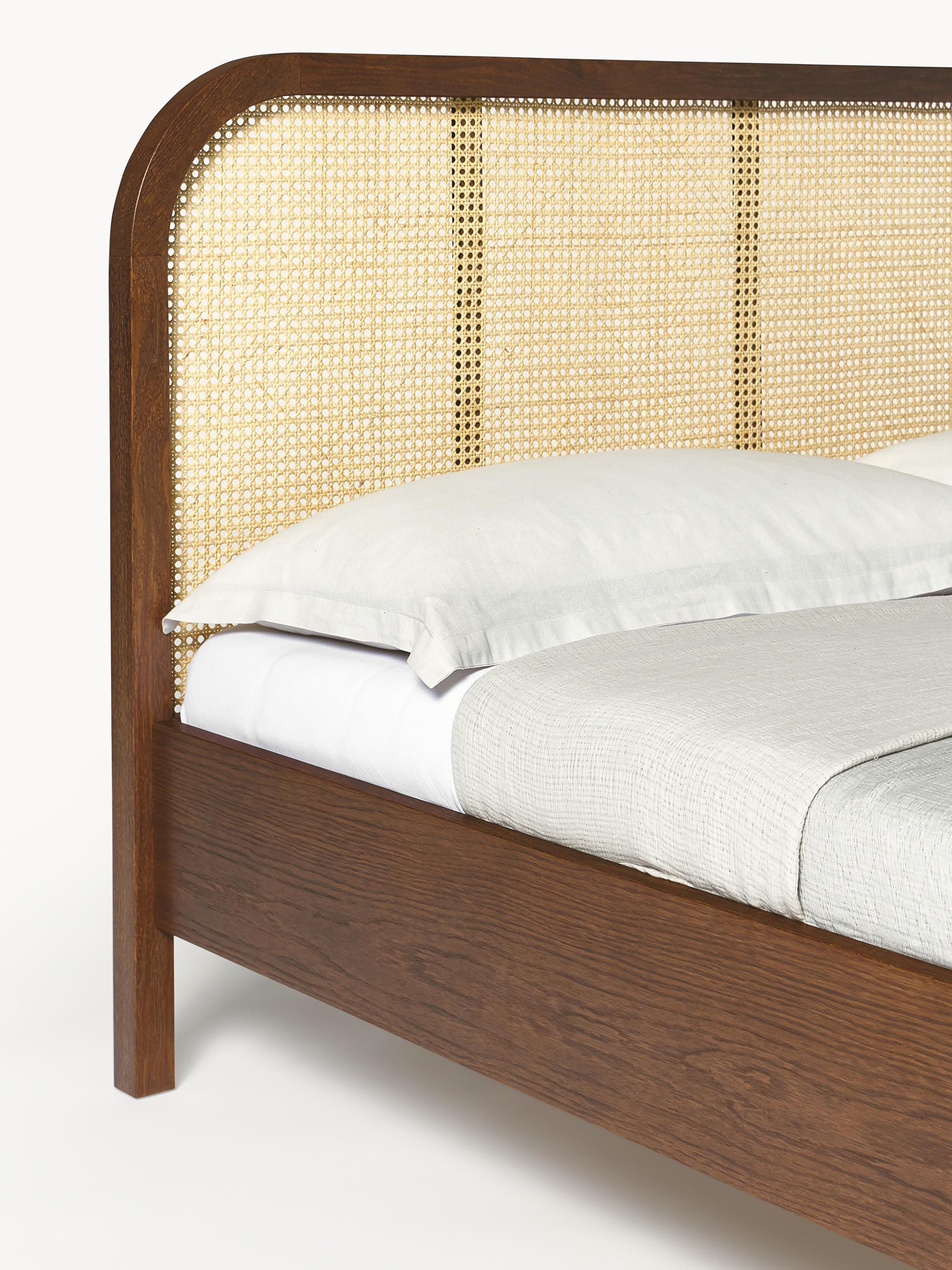 Houten bed Jones met hoofdeinde van Weens vlechtwerk