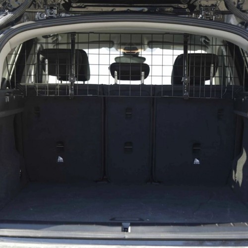 Grade de segurança automotiva em metal preto