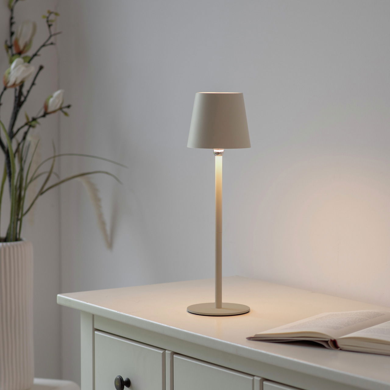 Just Light Akku-Tischleuchte BOTERIA