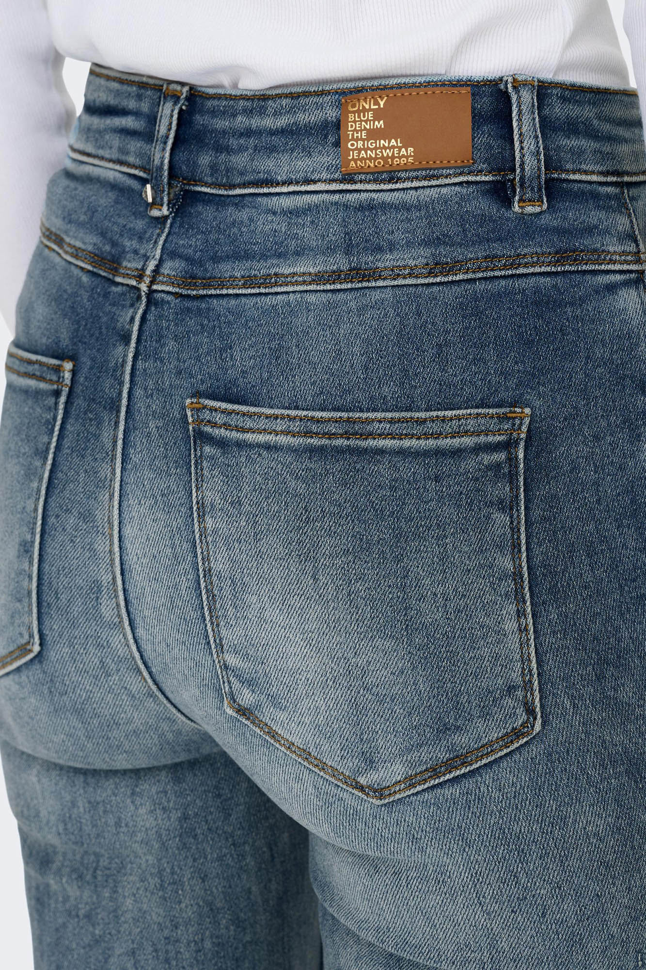 Calças jeans boca de sino de cintura alta