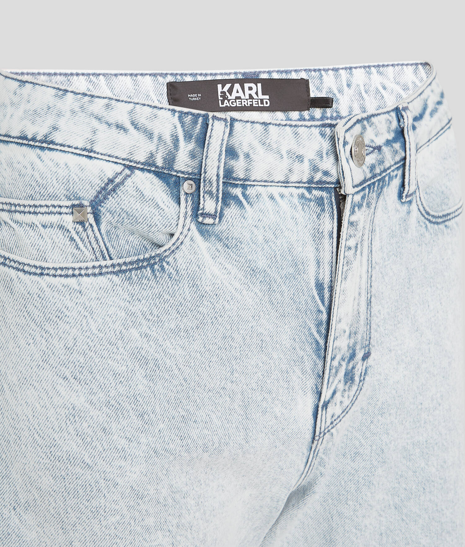 JEAN MI-HAUT ET LARGE