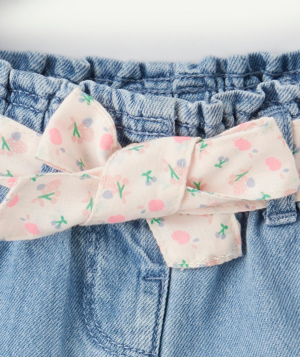 short bébé fille en denim bleu low impact avec ceinture rose fleurie