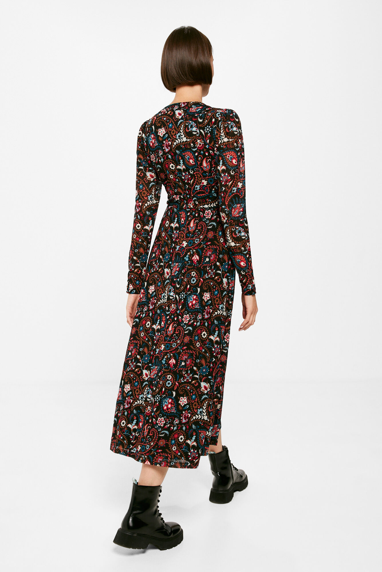 Vestido midi com estampa e decote em V.