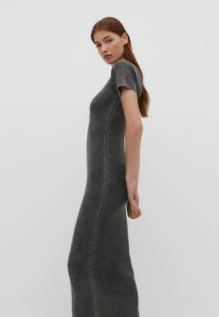 Vestido longo canelado com efeito desbotado