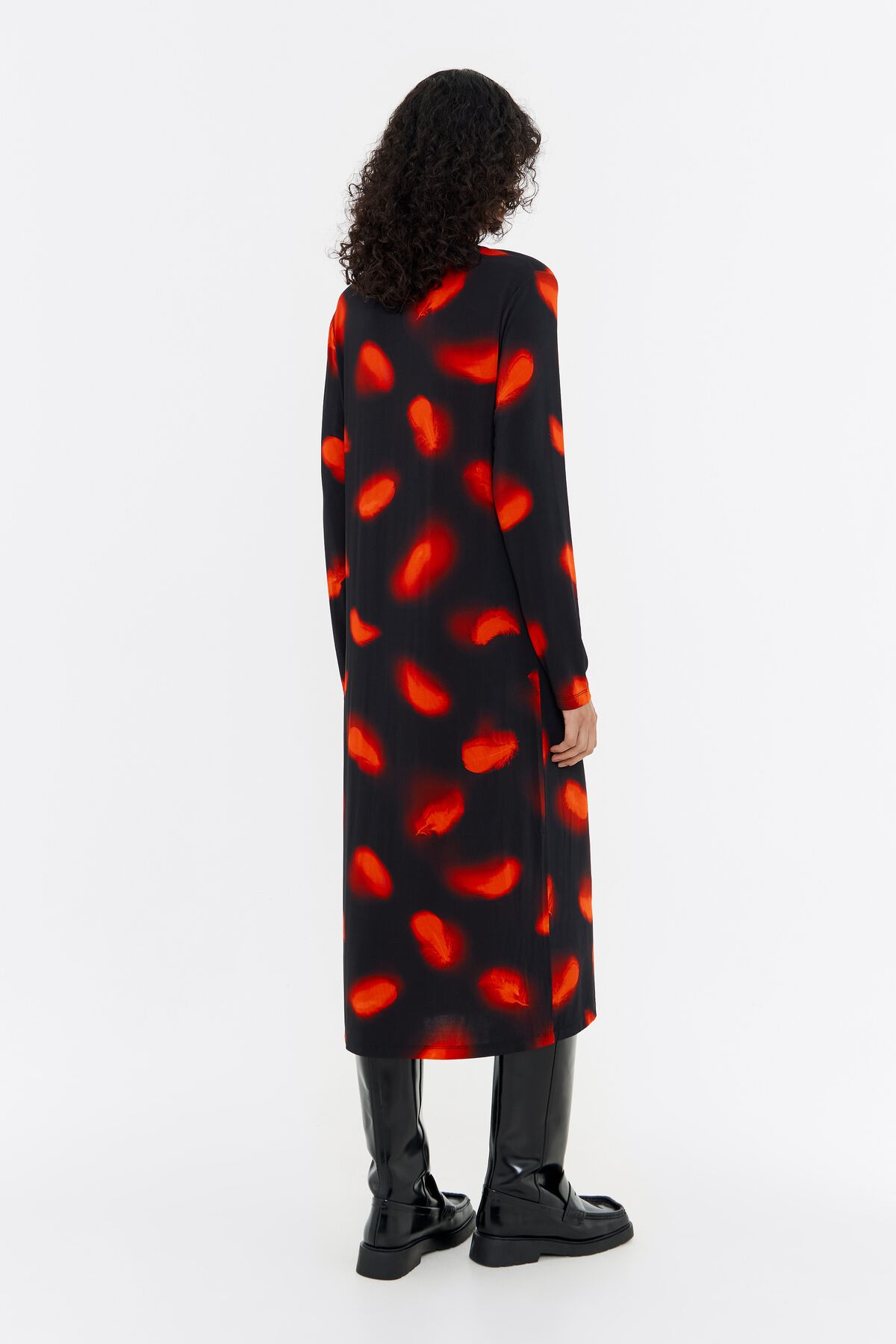 Vestido midi vermelho de viscose com penas.