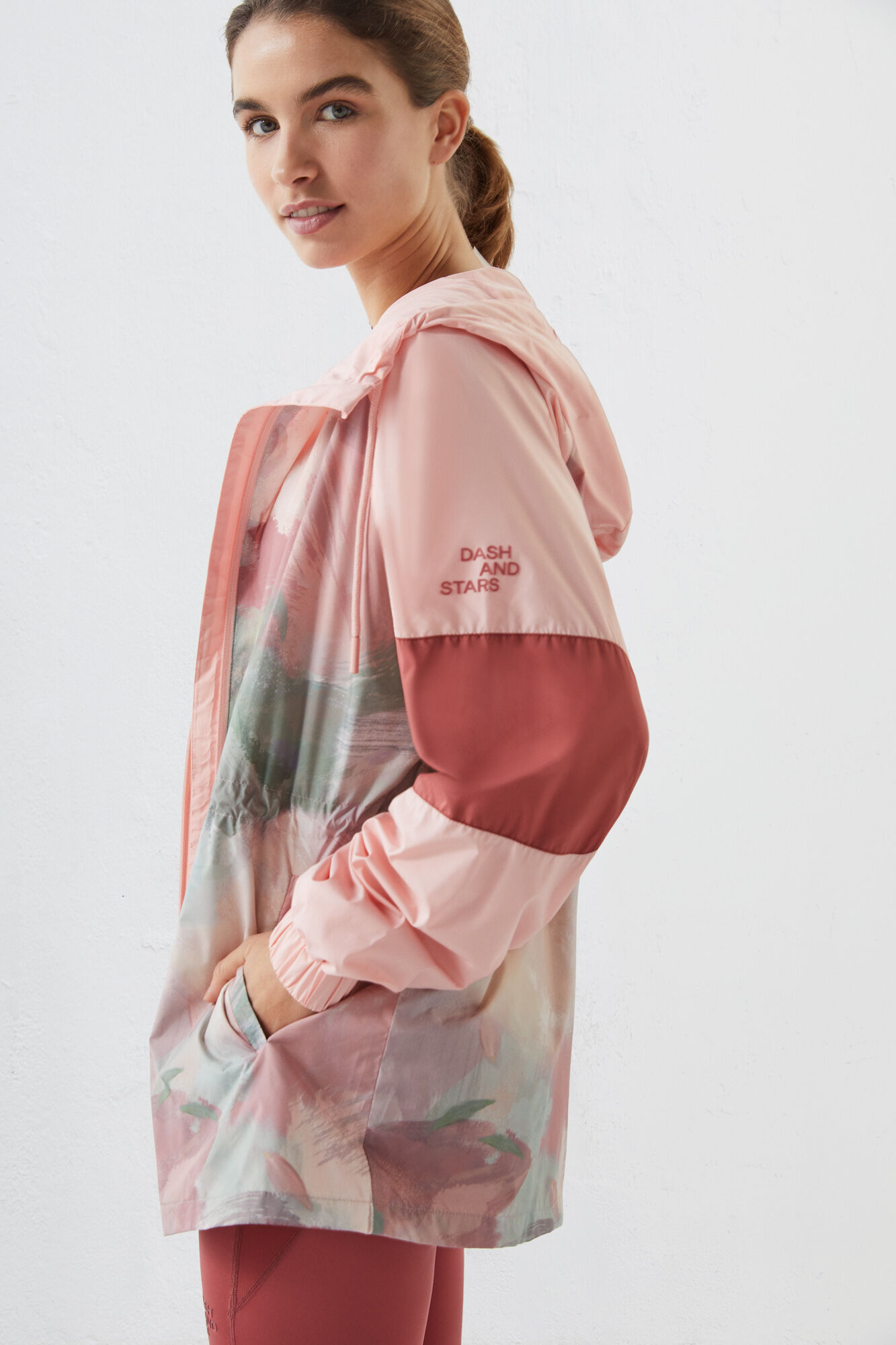 Jaqueta técnica estampada e repelente à água - rosa
