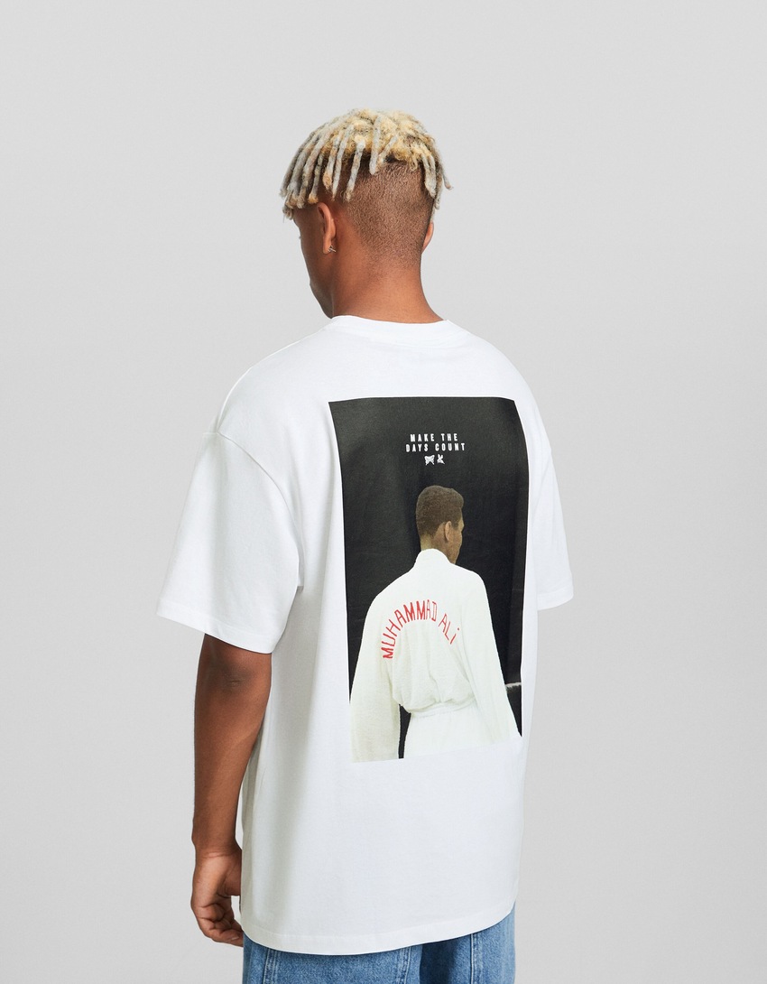 Camiseta de manga curta com estampa de Muhammad Ali e modelagem quadrada.