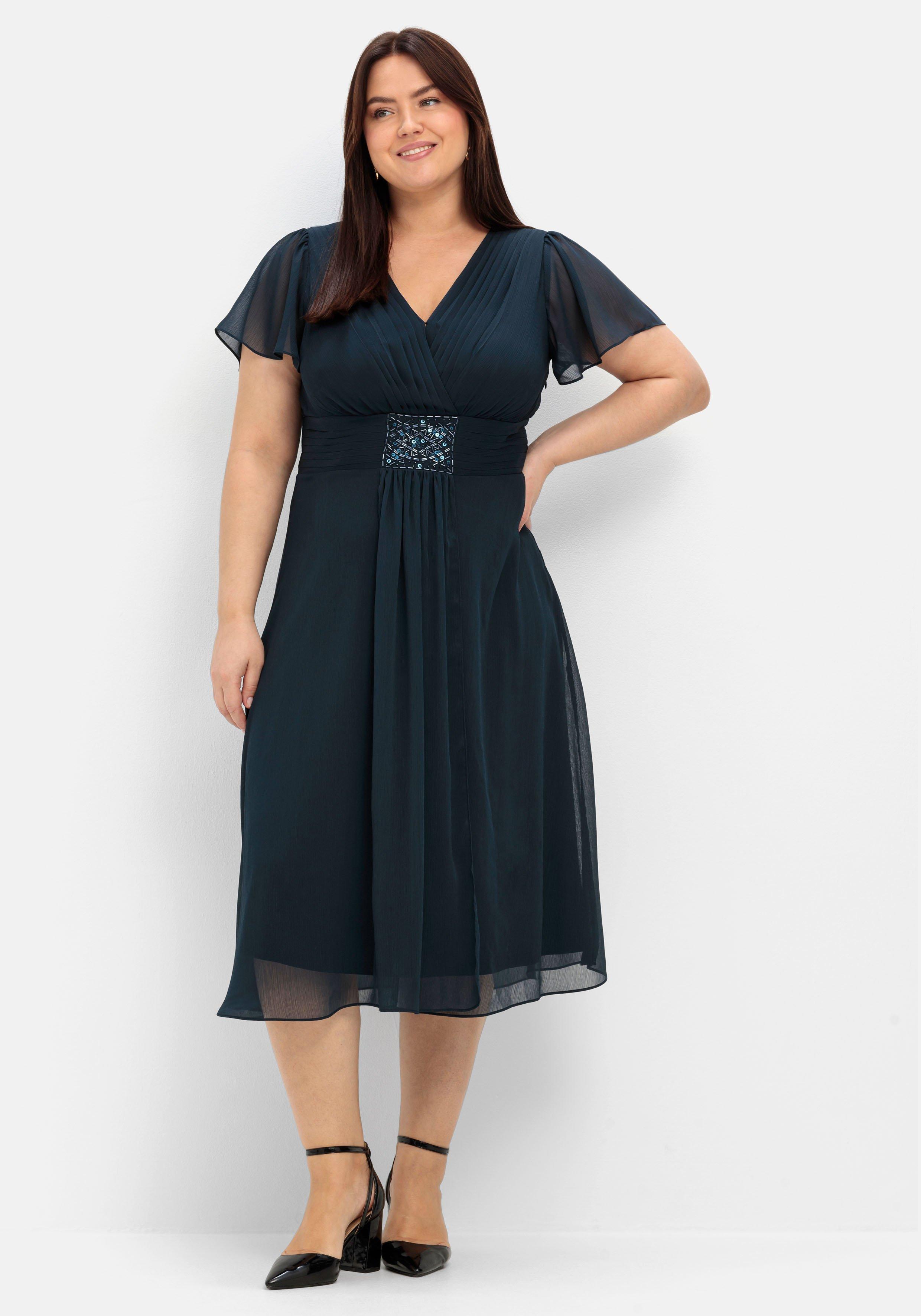 Abendkleid mit Schmuckbrosche