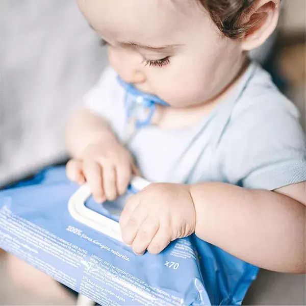 Lenços umedecidos Uriage Baby 1st Cleansing Water para rosto e corpo, pacote com 3 unidades de 70 lenços cada.