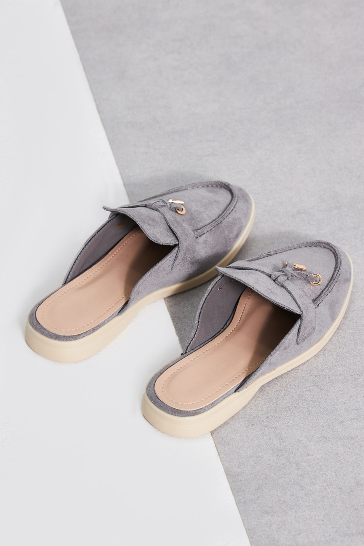 Mocassin en velours gris ouvert