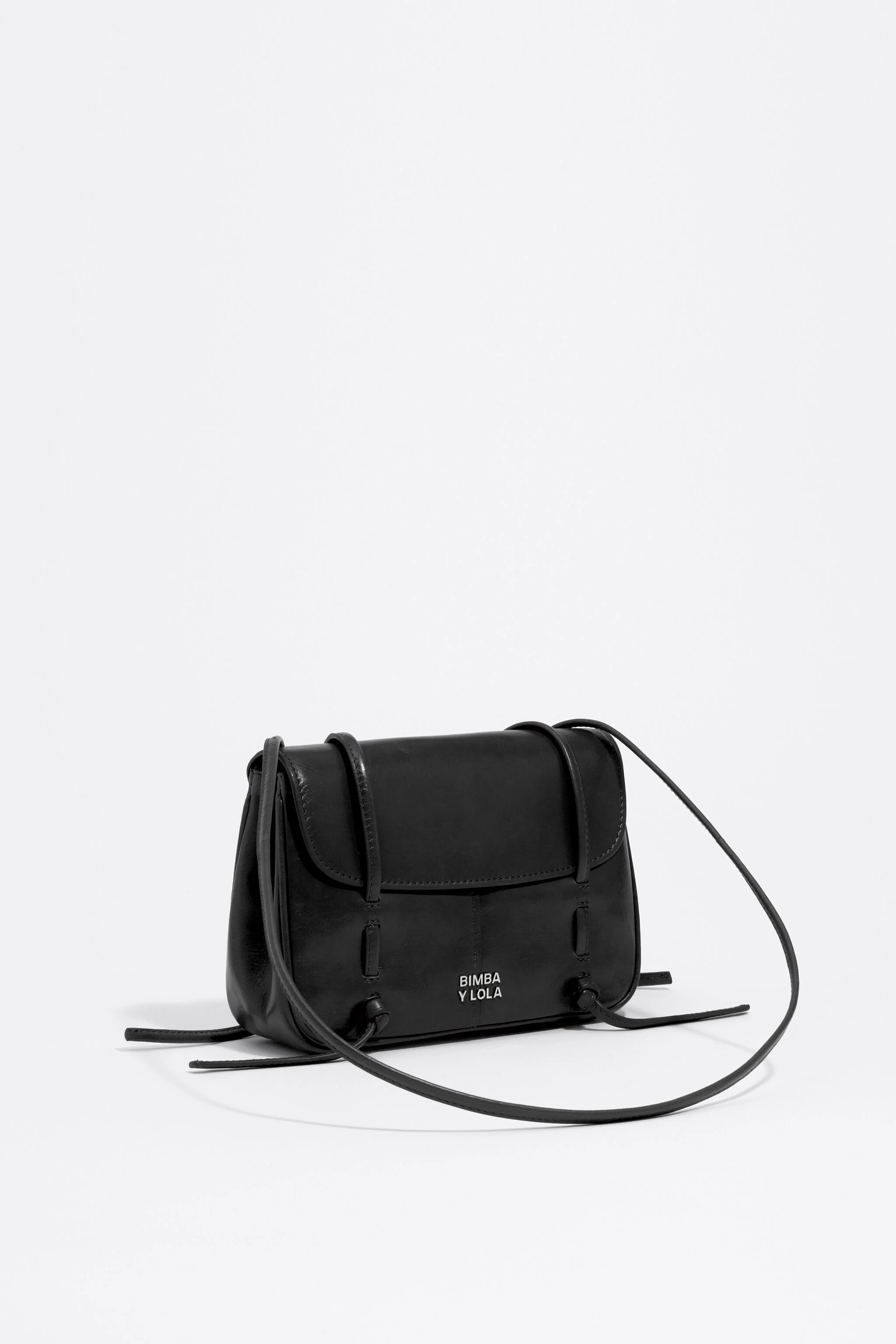 Bolsa mini de couro preta com aba