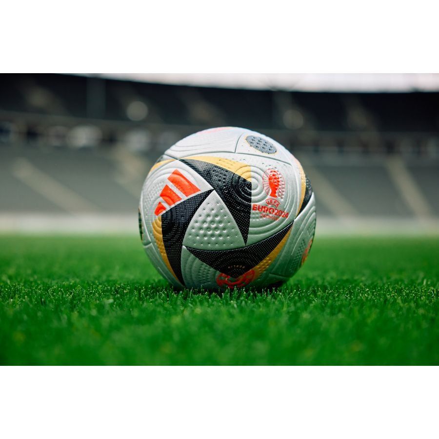 adidas Ballon FUSSBALLLIEBE Pro EURO 2024 Finale Ballon de Match - Argenté/Doré/Noir