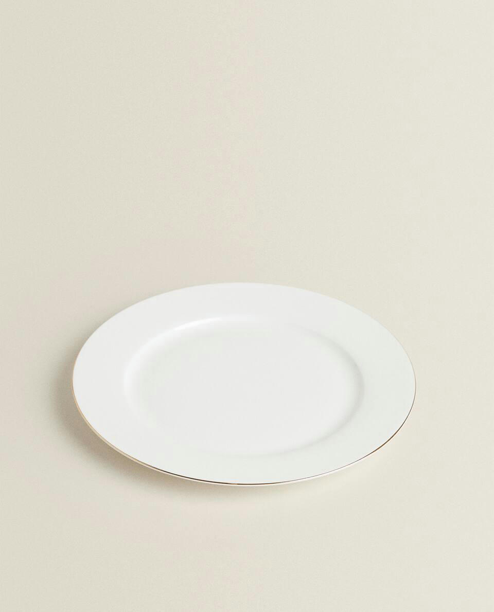 Louça de porcelana fina com borda dourada