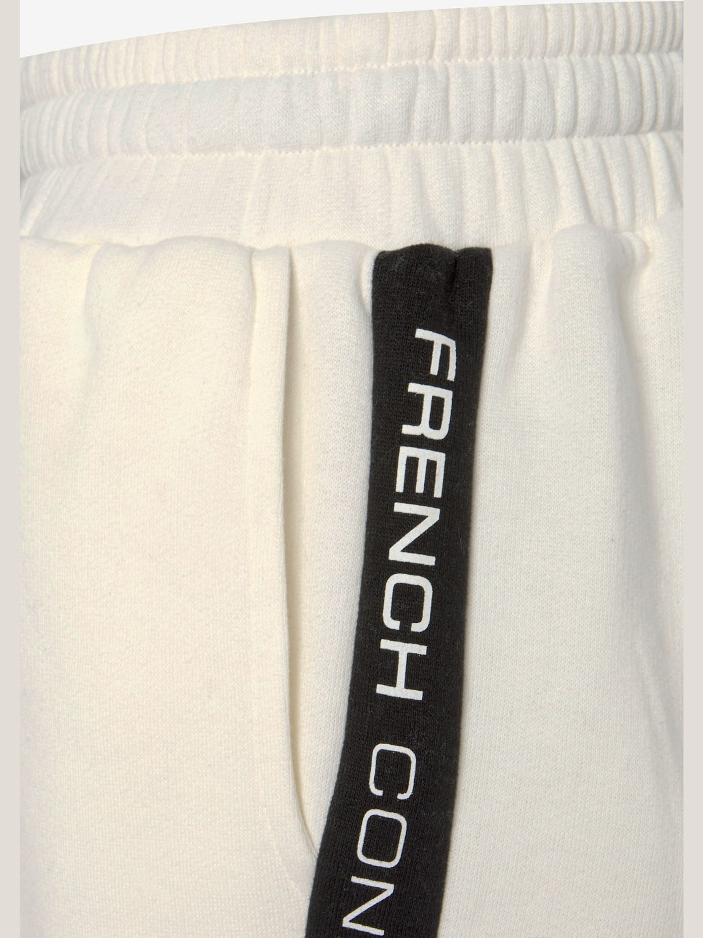 Short en matière sweat short molletonné confortable avec poches latérales fendues pratiques
