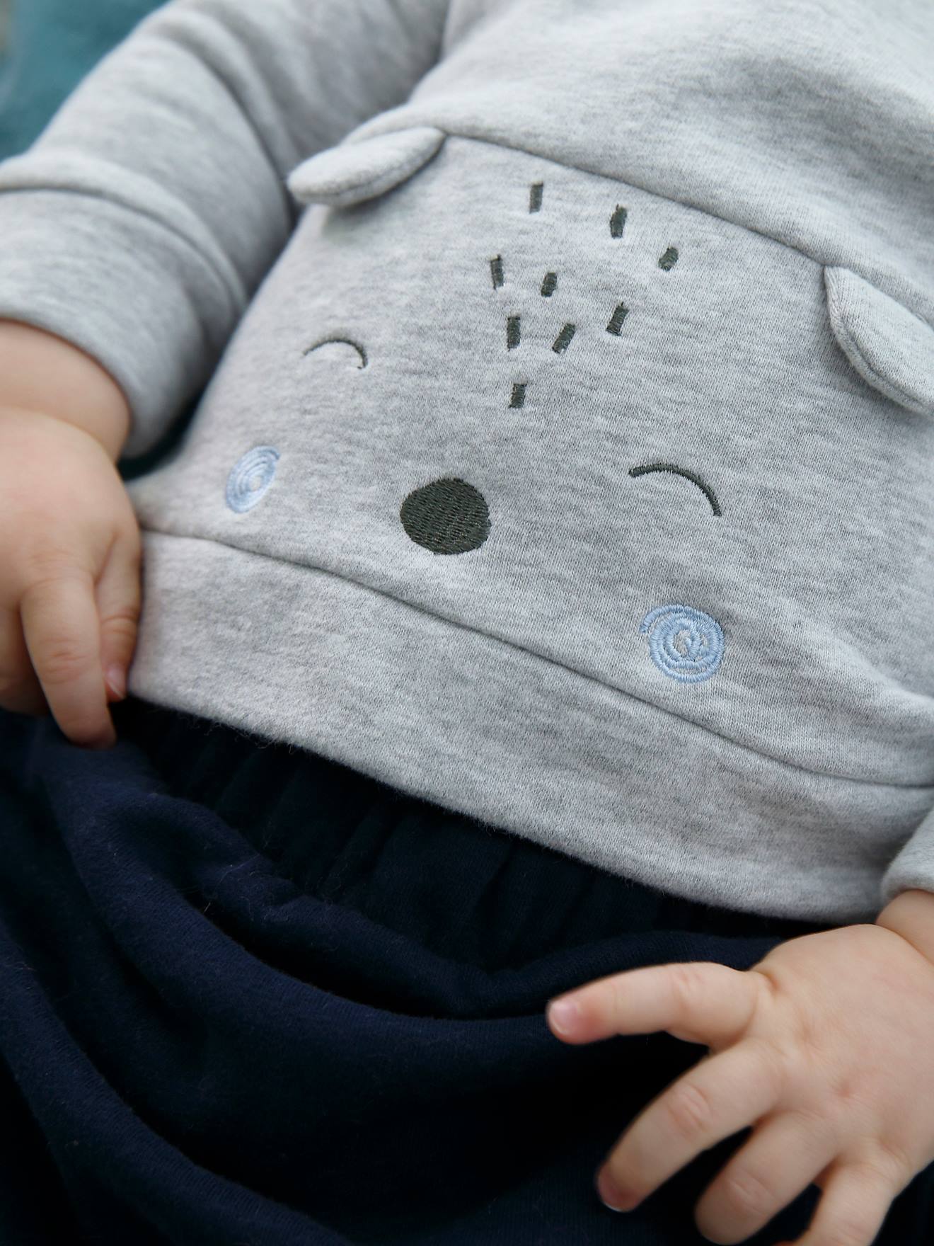 Conjunto personalizável para recém-nascido composto por moletom e calça lisa azul-escura com estampas.