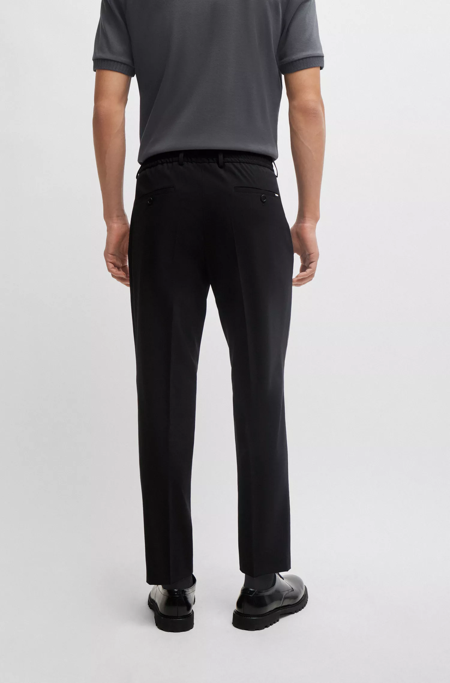 Calça BOSS preta de corte slim, em mistura de lã elástica de alta performance.