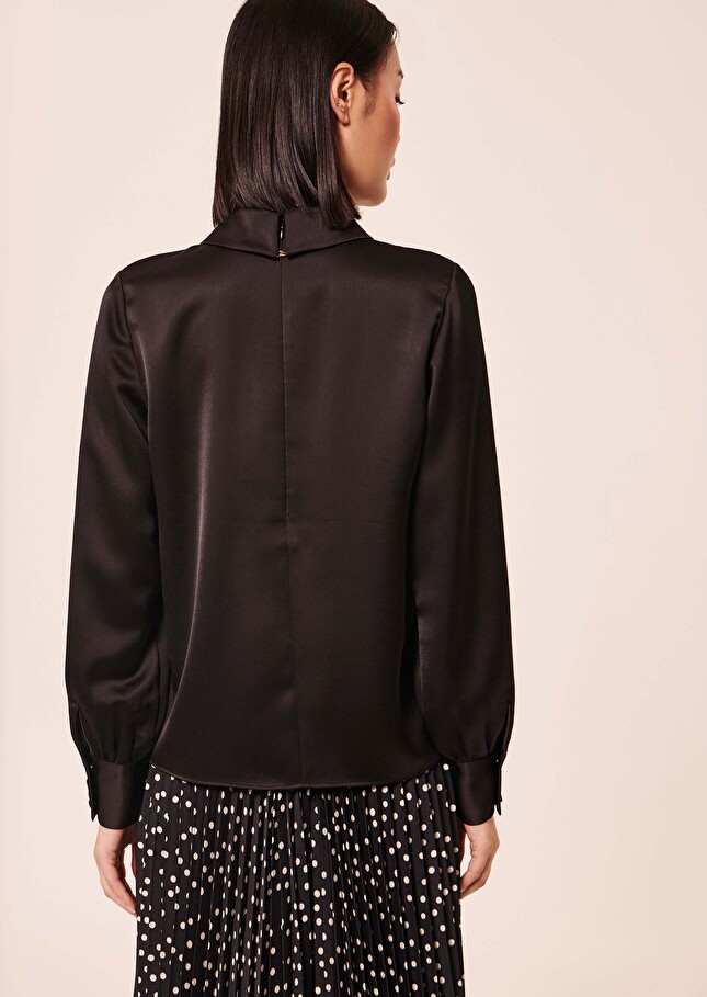 Top Tiannanoir en satin fluide