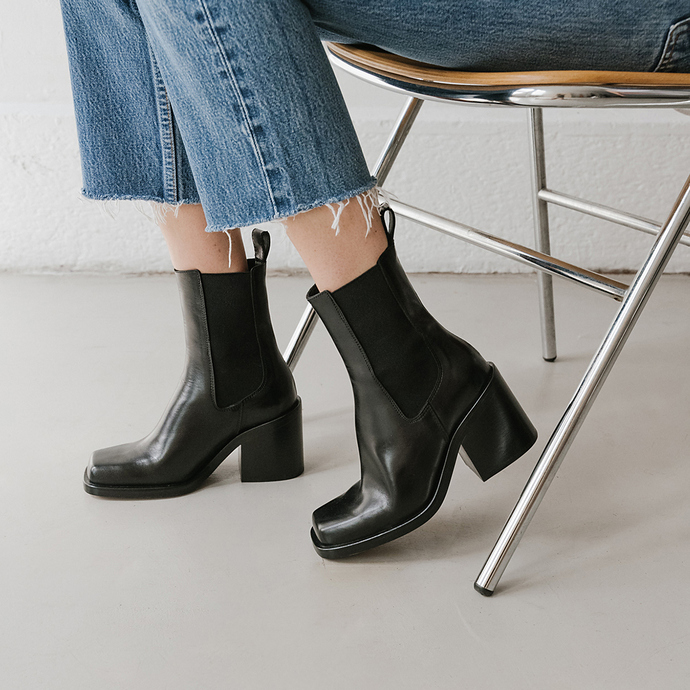 Boots à talons hauts et élastiques  en cuir noir