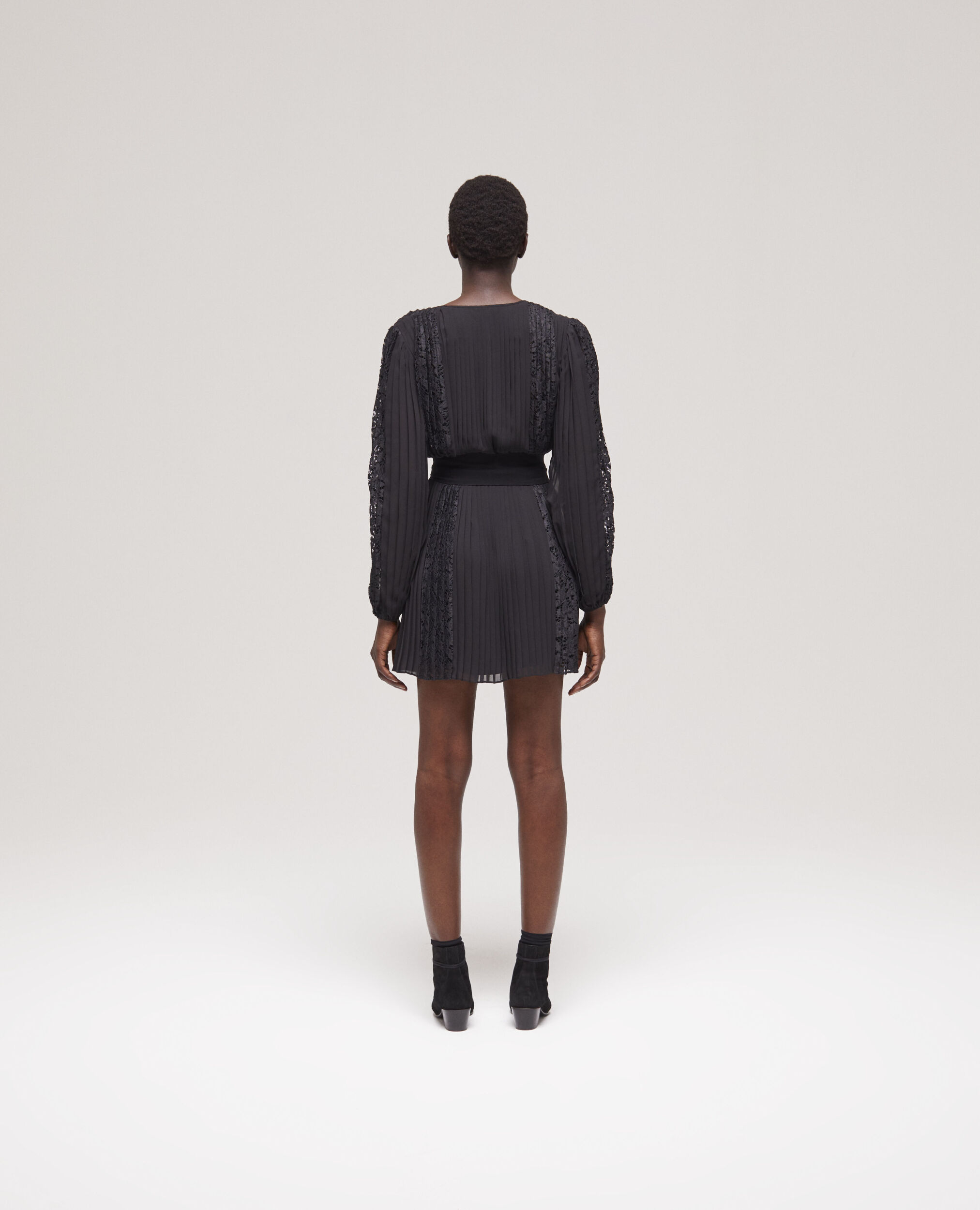 Robe courte en dentelle noire