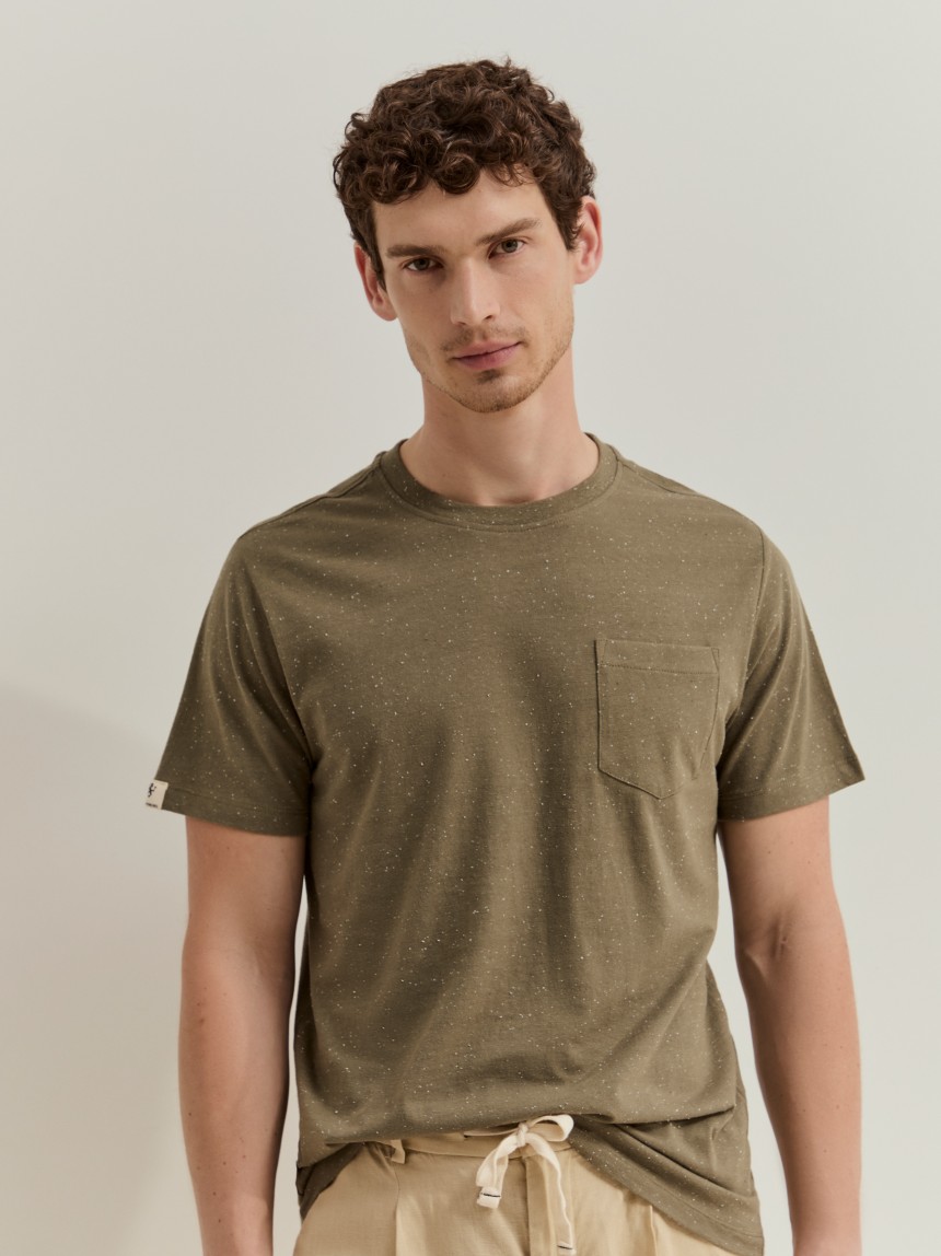 T-shirt em algodão com bolso