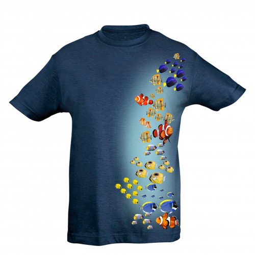 Camiseta infantil azul com estampa de peixes coloridos.