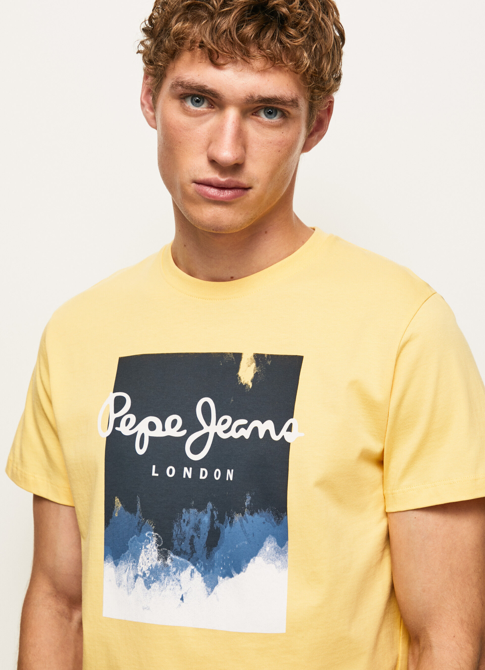 CAMISETA COM LOGOTIPO ESTAMPADO - brilhante