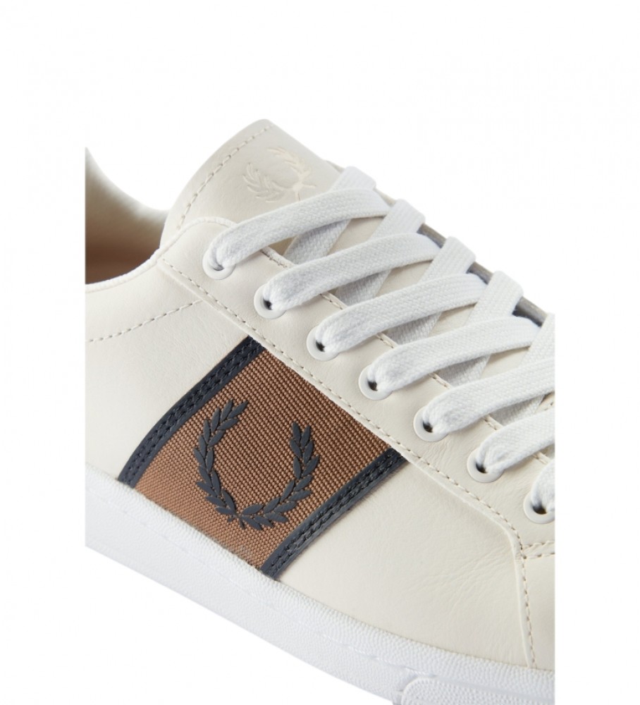 Tênis de couro Fred Perry B721 bege com a marca